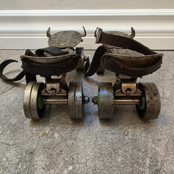 Vintage 1950's Chicago Metal Adjustable Roller Skates with key - Picture 2 of 12